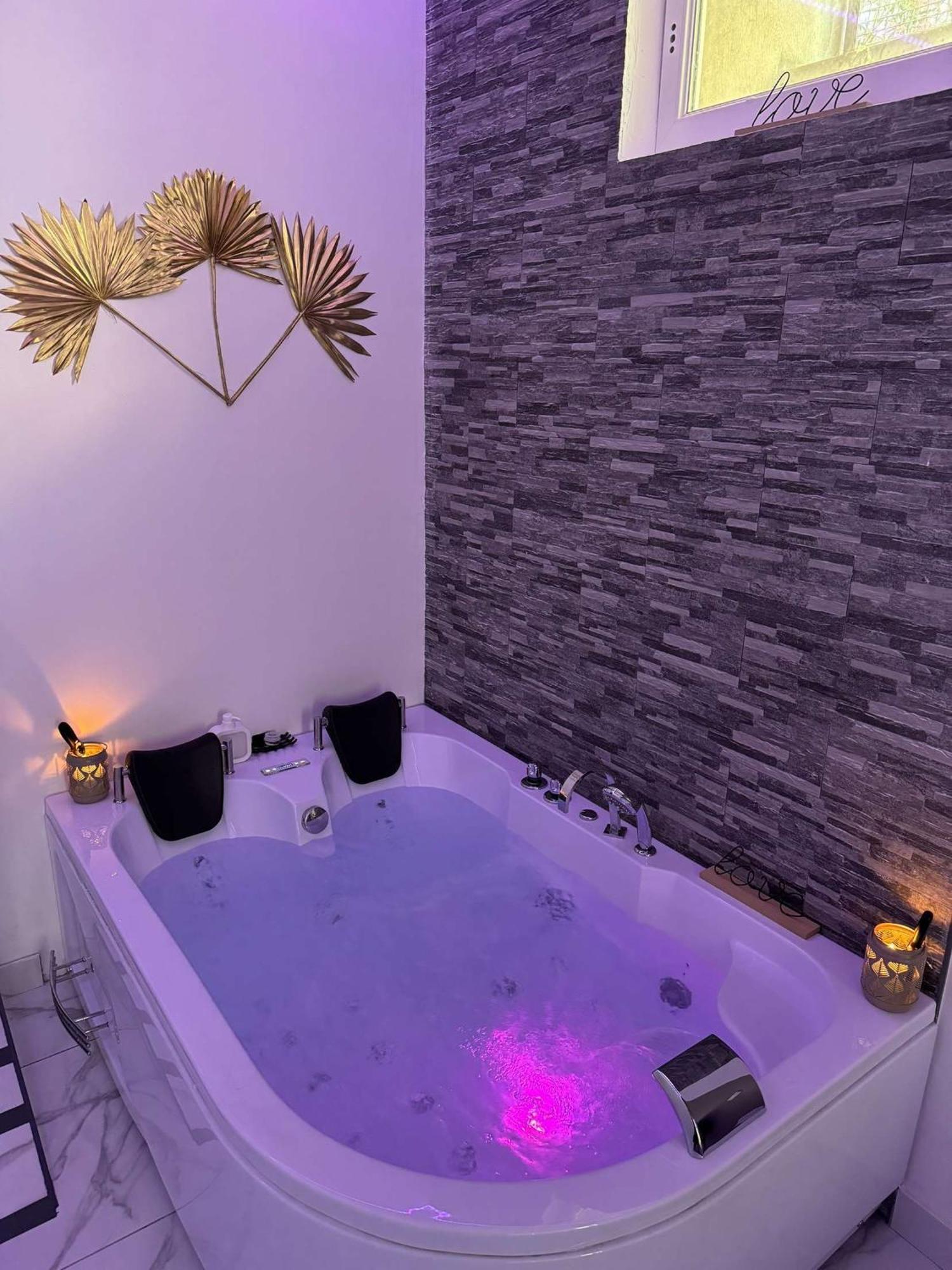 Suite Gold By L Amaryllis I Jacuzzi & Sauna Prive I Centre Beziers Arrivee Autonome المظهر الخارجي الصورة