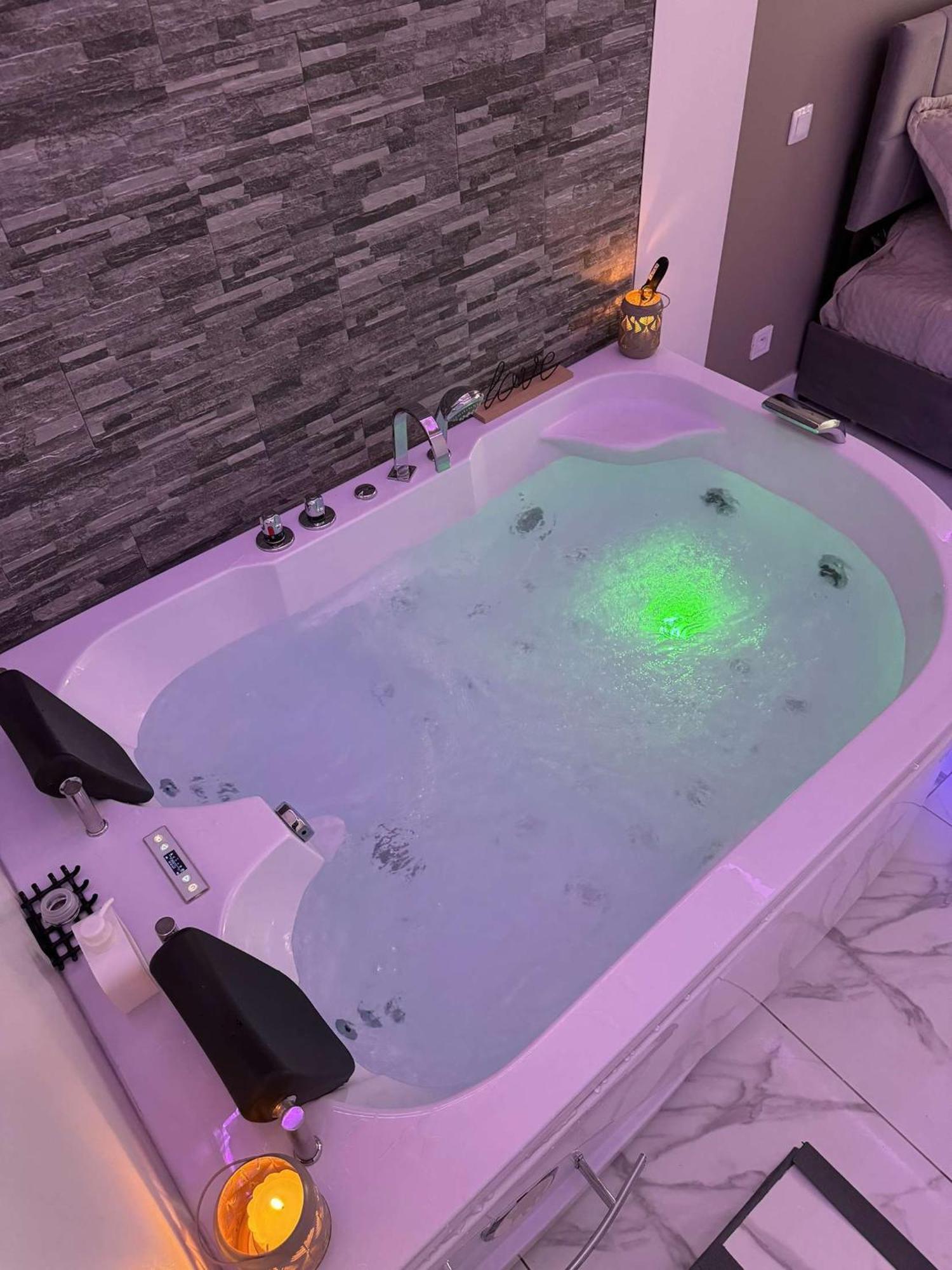Suite Gold By L Amaryllis I Jacuzzi & Sauna Prive I Centre Beziers Arrivee Autonome المظهر الخارجي الصورة
