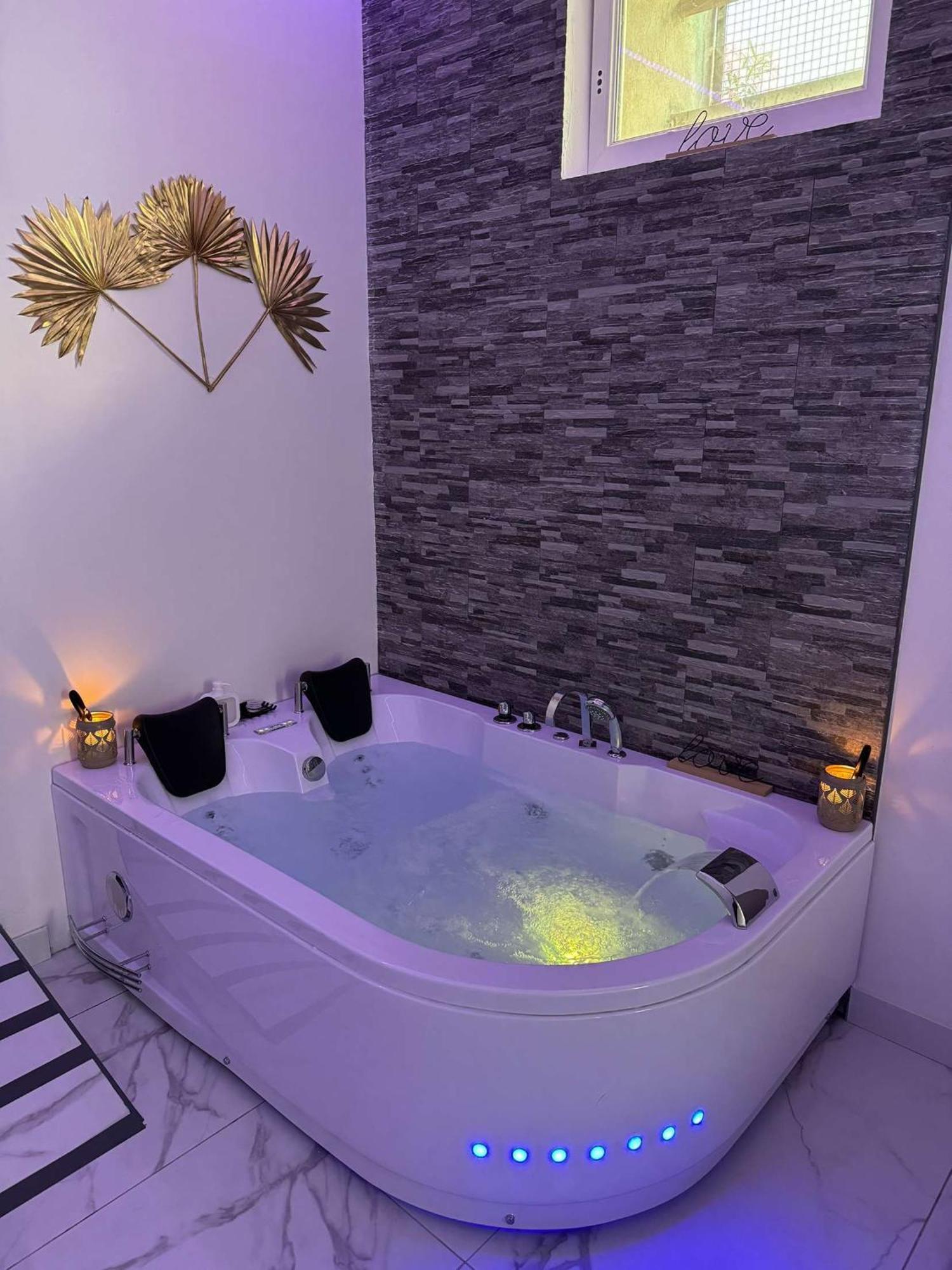 Suite Gold By L Amaryllis I Jacuzzi & Sauna Prive I Centre Beziers Arrivee Autonome المظهر الخارجي الصورة
