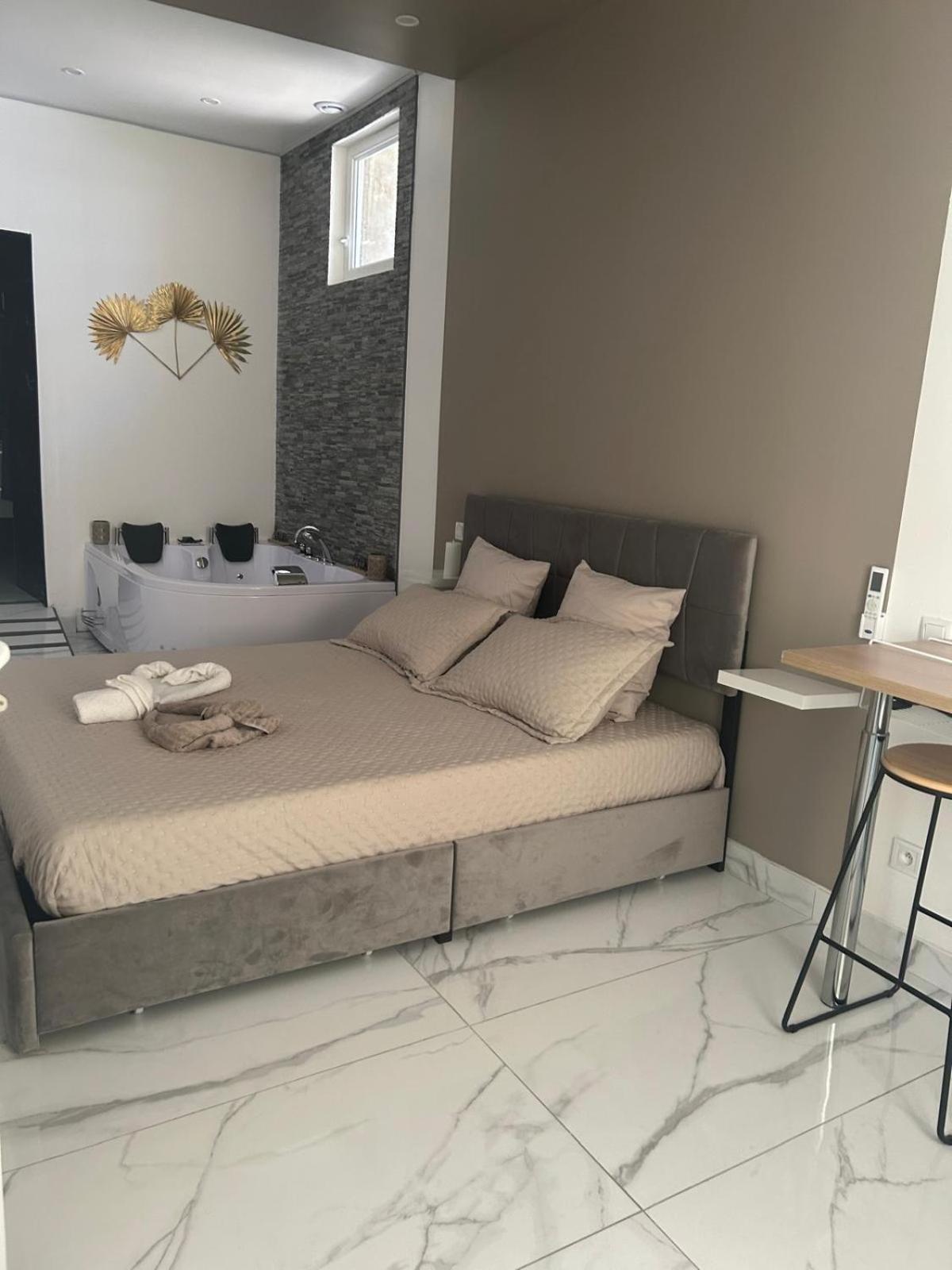 Suite Gold By L Amaryllis I Jacuzzi & Sauna Prive I Centre Beziers Arrivee Autonome المظهر الخارجي الصورة